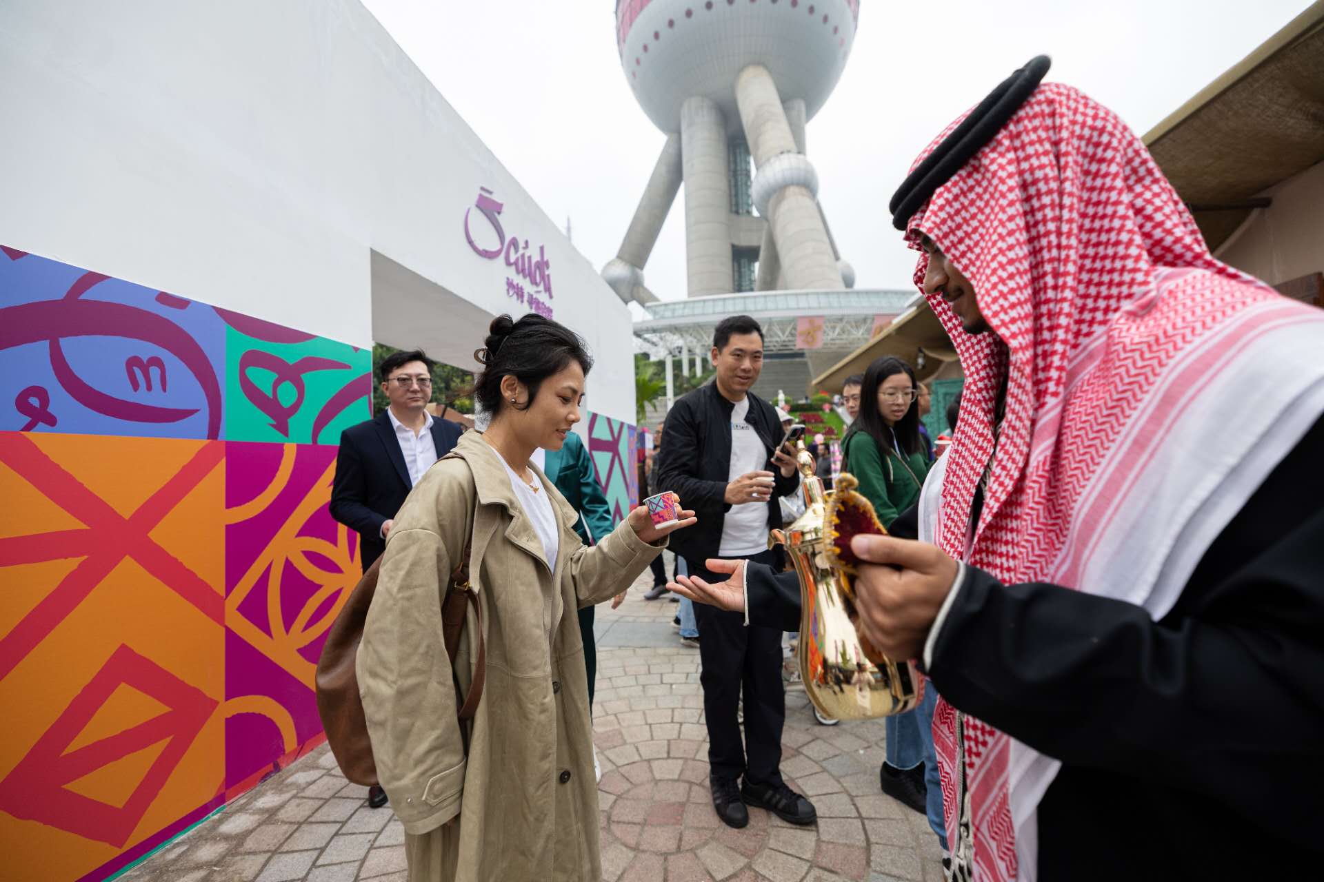 东方明珠下建起“沙特小镇”？打卡首日人潮涌动，体验感拉满！