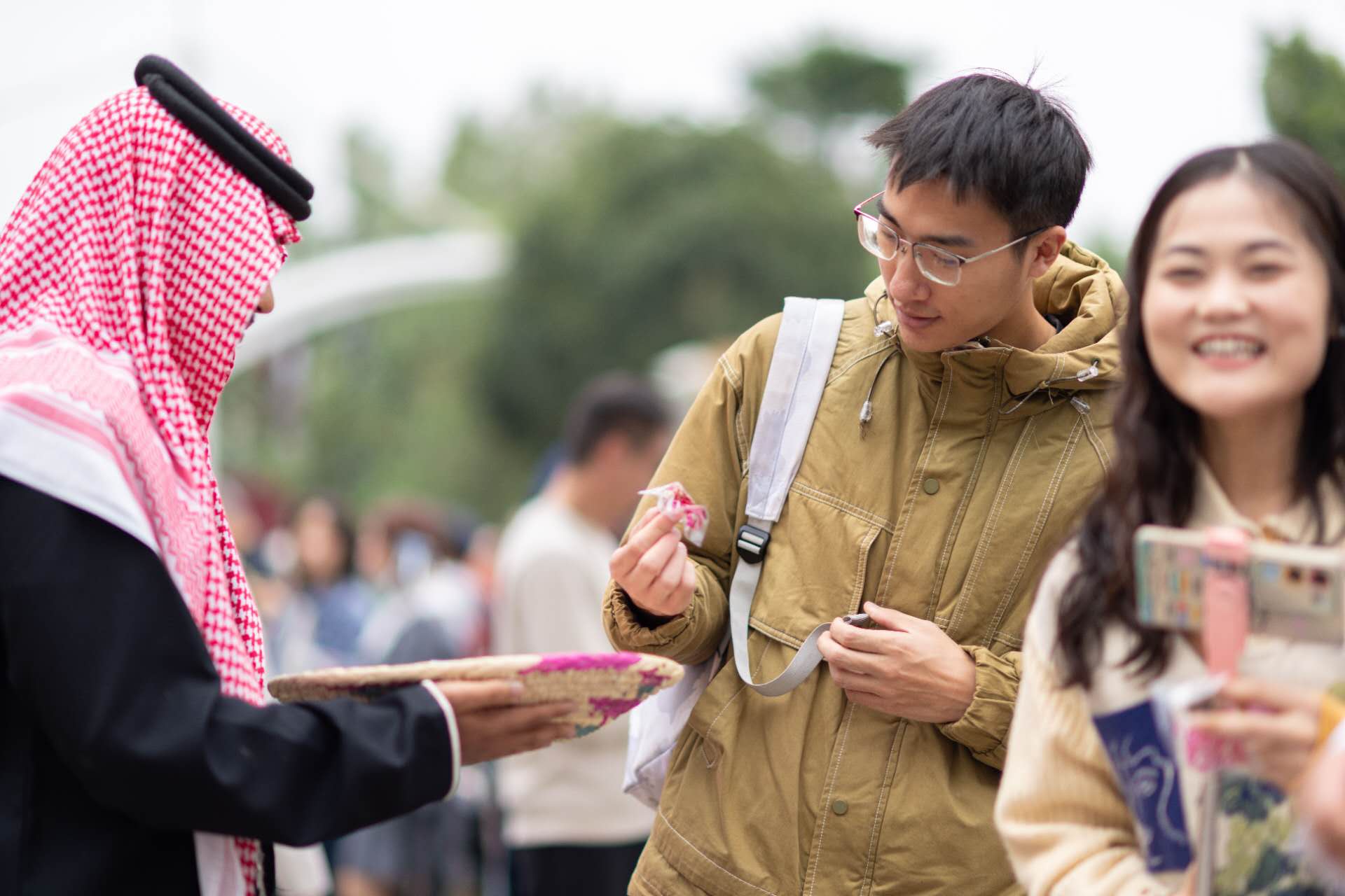 东方明珠下建起“沙特小镇”？打卡首日人潮涌动，体验感拉满！