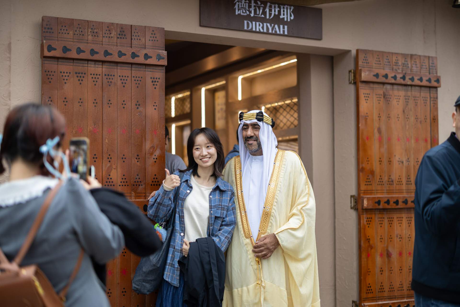 东方明珠下建起“沙特小镇”？打卡首日人潮涌动，体验感拉满！