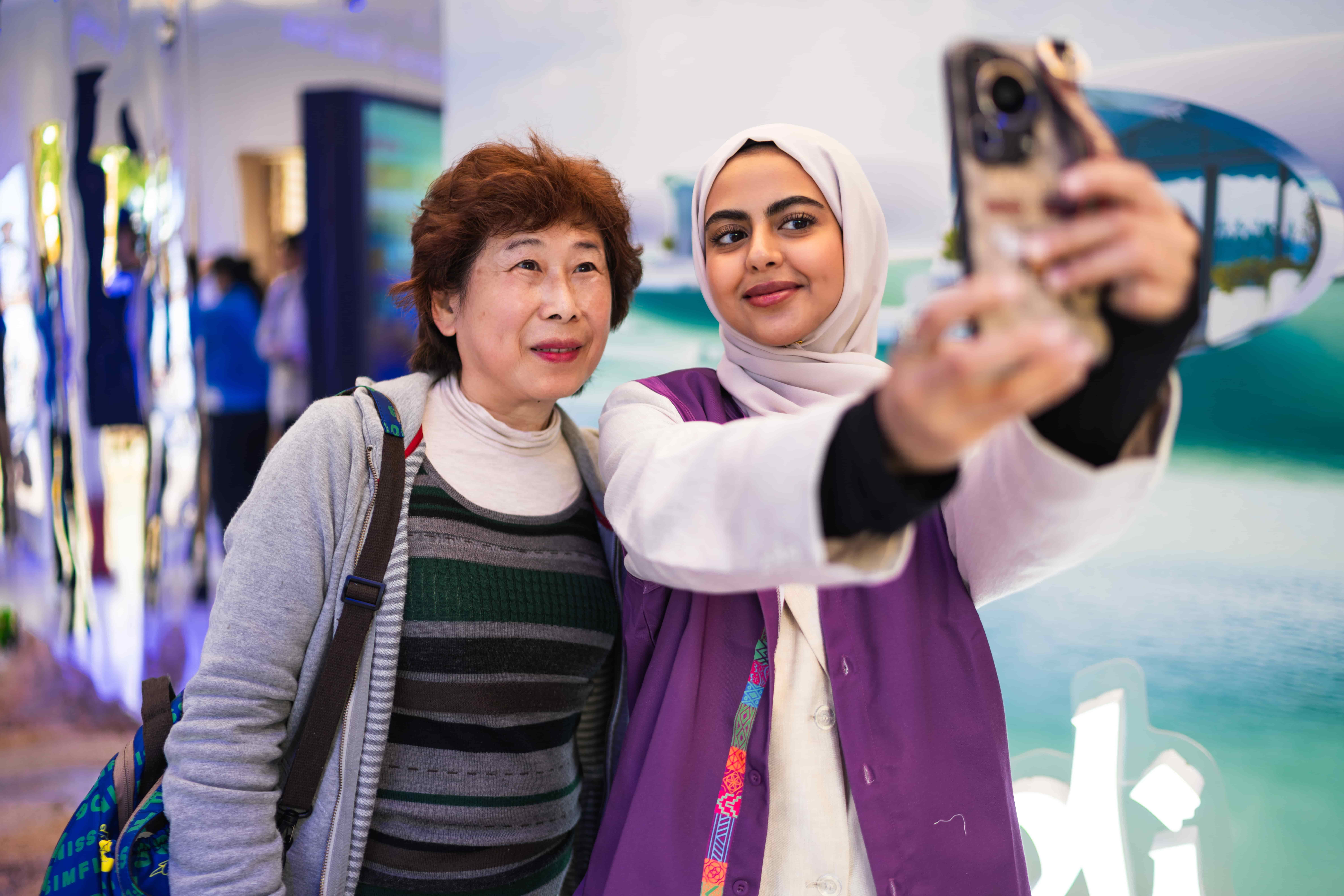 东方明珠下建起“沙特小镇”？打卡首日人潮涌动，体验感拉满！