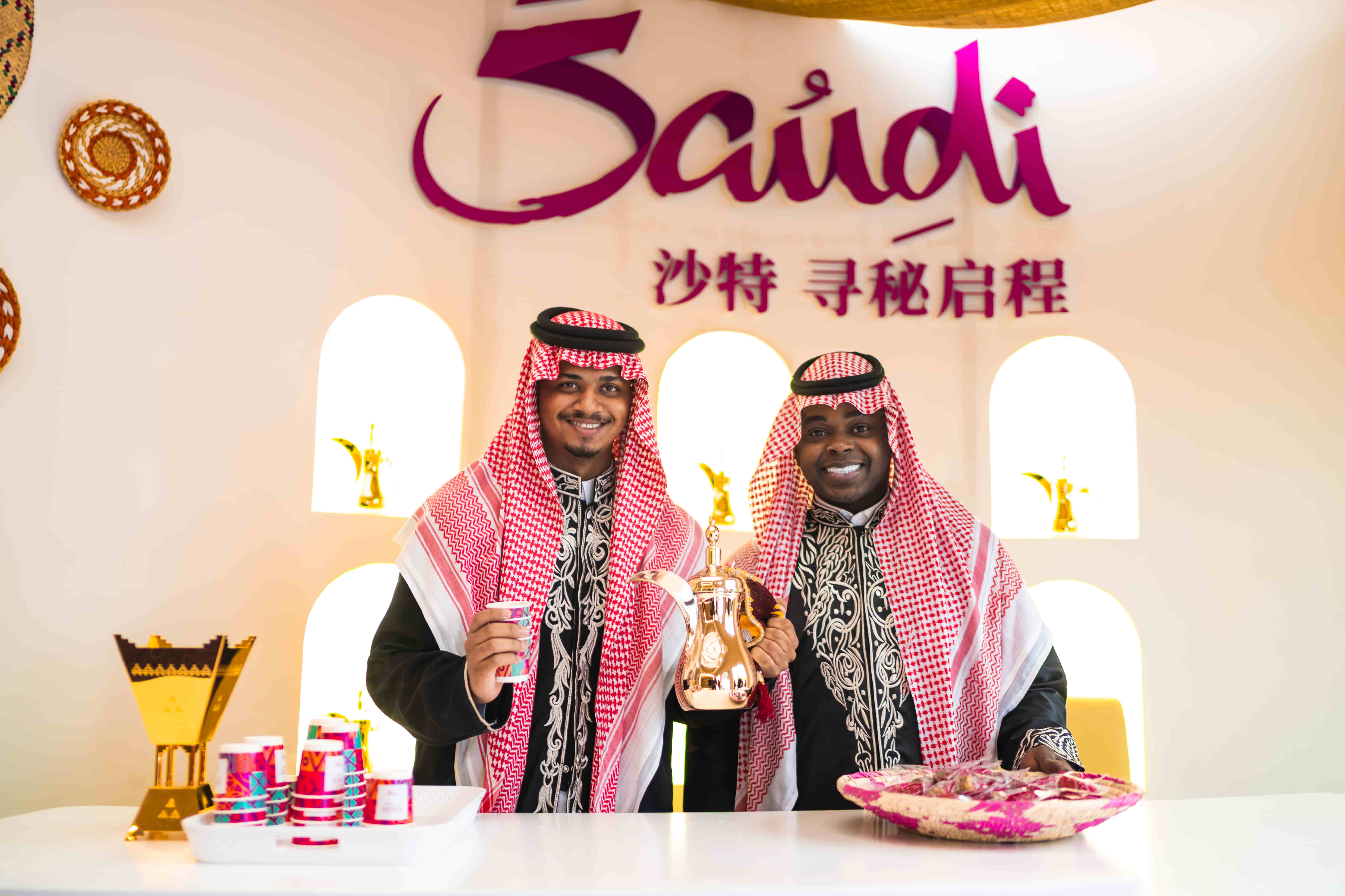 东方明珠下建起“沙特小镇”？打卡首日人潮涌动，体验感拉满！