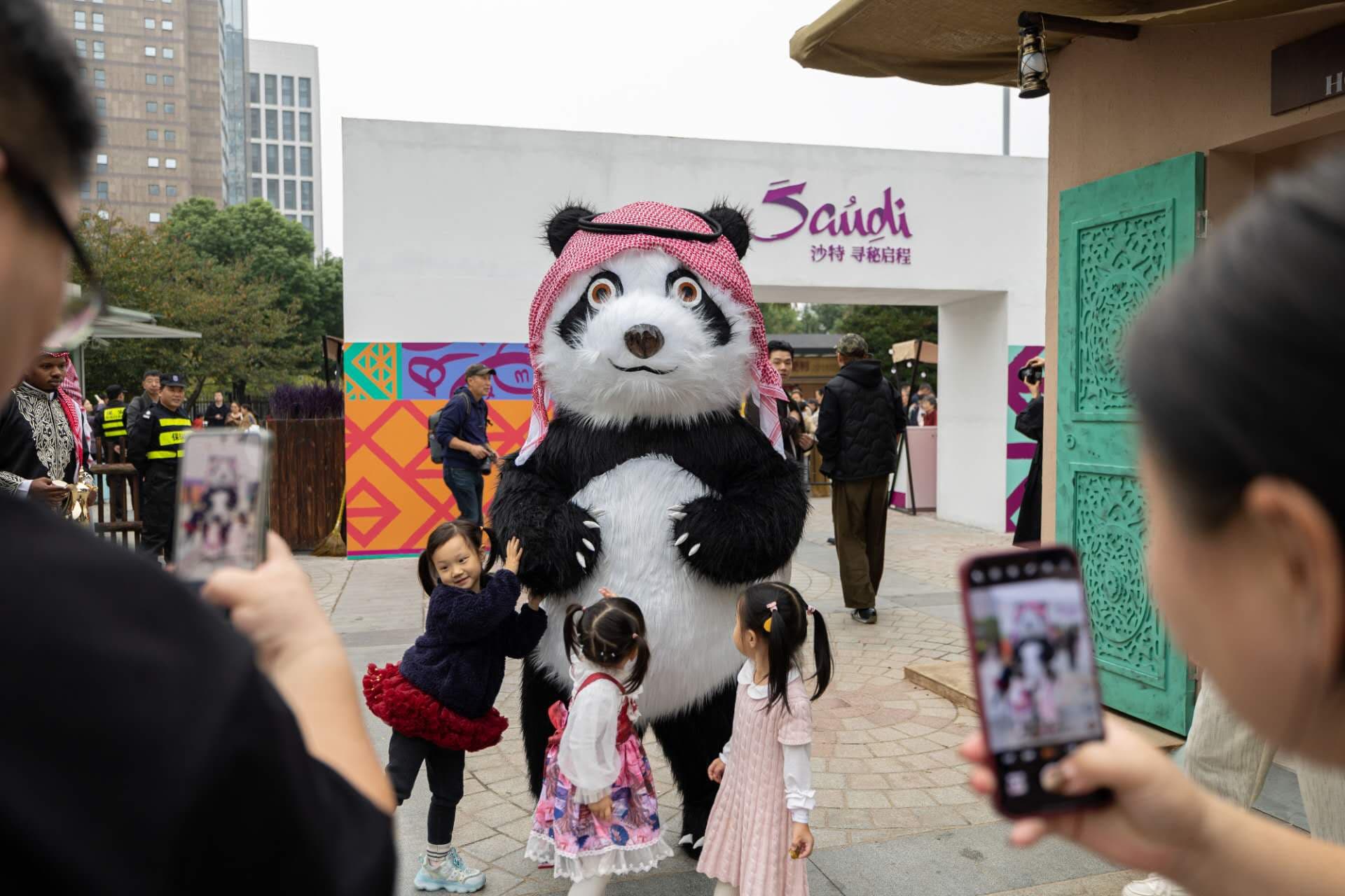 东方明珠下建起“沙特小镇”？打卡首日人潮涌动，体验感拉满！