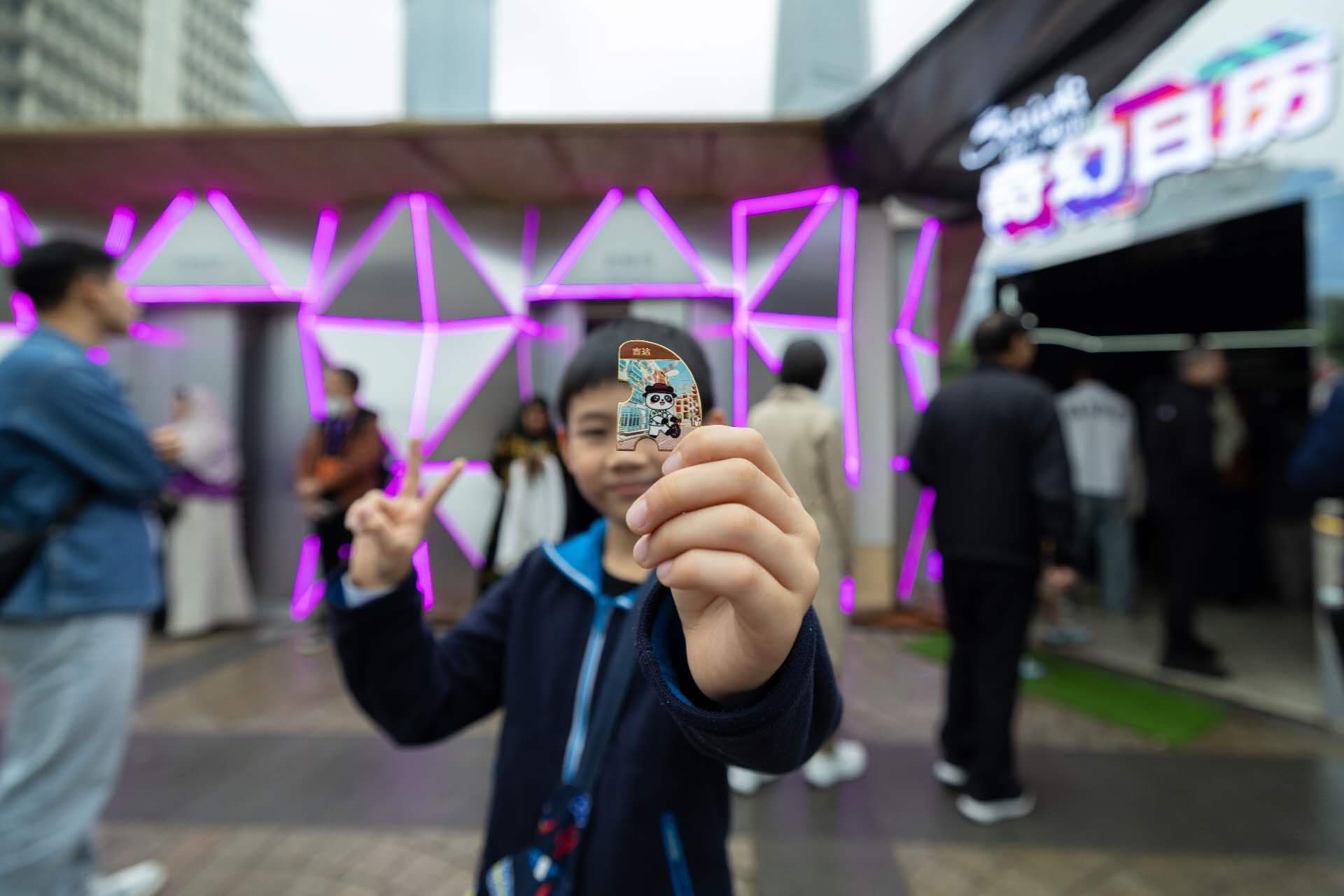 东方明珠下建起“沙特小镇”？打卡首日人潮涌动，体验感拉满！