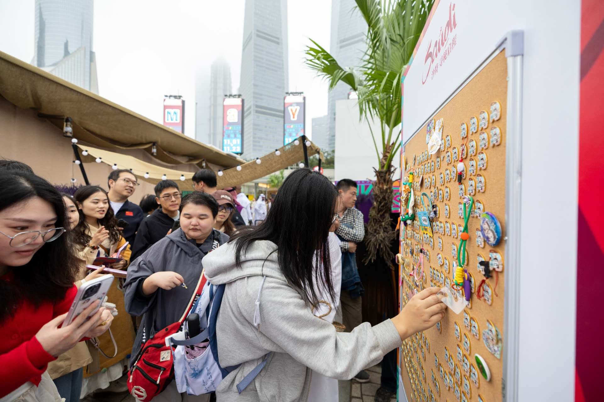 东方明珠下建起“沙特小镇”？打卡首日人潮涌动，体验感拉满！