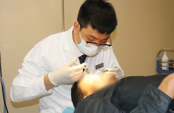 海带绳屑入眼，大叔不经意一揉，两个月后眼红眼痛险失明——福州爱尔眼科医院