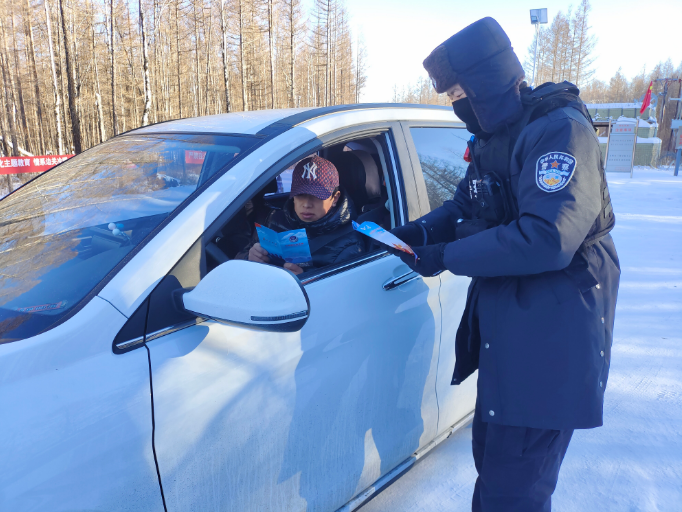 双目峰边境检查站开展边境政策法规宣传月活动