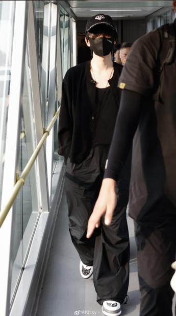 田栩宁、杨洋...频繁被流量明星上身的英国VETEMENTS到底有什么魔力? 田栩宁、杨洋...频繁被流量明星上身的英国VETEMENTS到底有什么魔力?