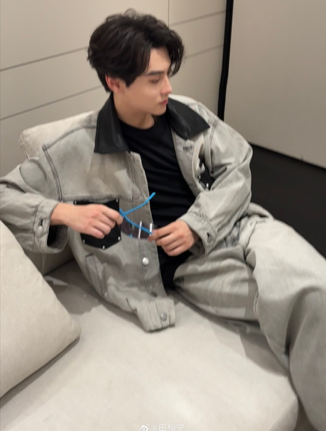 田栩宁、杨洋...频繁被流量明星上身的英国VETEMENTS到底有什么魔力? 田栩宁、杨洋...频繁被流量明星上身的英国VETEMENTS到底有什么魔力?