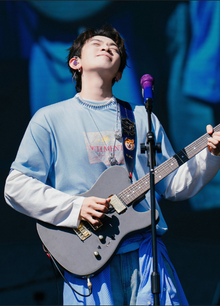 田栩宁、杨洋...频繁被流量明星上身的英国VETEMENTS到底有什么魔力? 田栩宁、杨洋...频繁被流量明星上身的英国VETEMENTS到底有什么魔力?