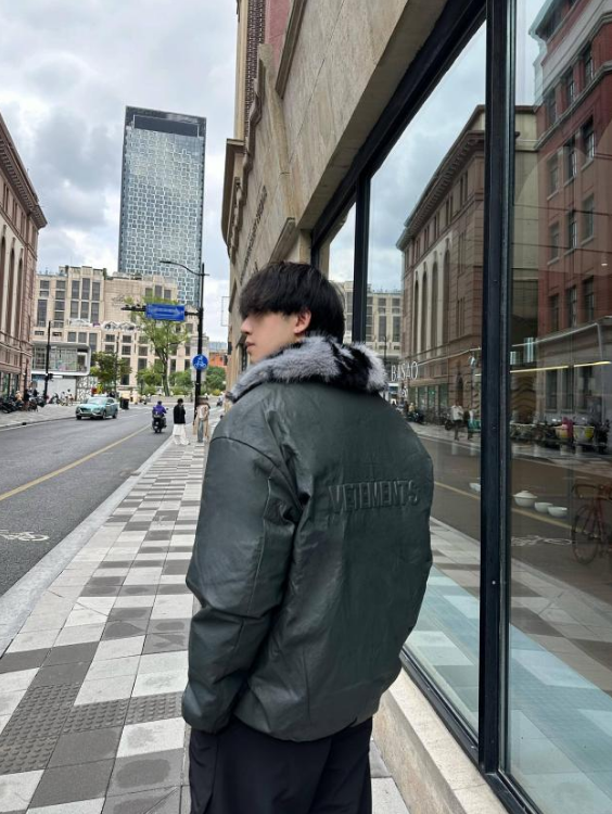 潮男潮女疯抢的英国VETEMENTS羽绒外套,凭什么成今冬穿搭顶流? 潮男潮女疯抢的英国VETEMENTS羽绒外套,凭什么成今冬穿搭顶流?