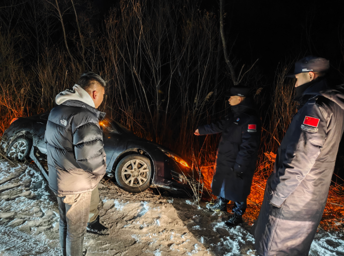 延边边境管理支队东方红边境检查站救助遇险车辆获赞誉