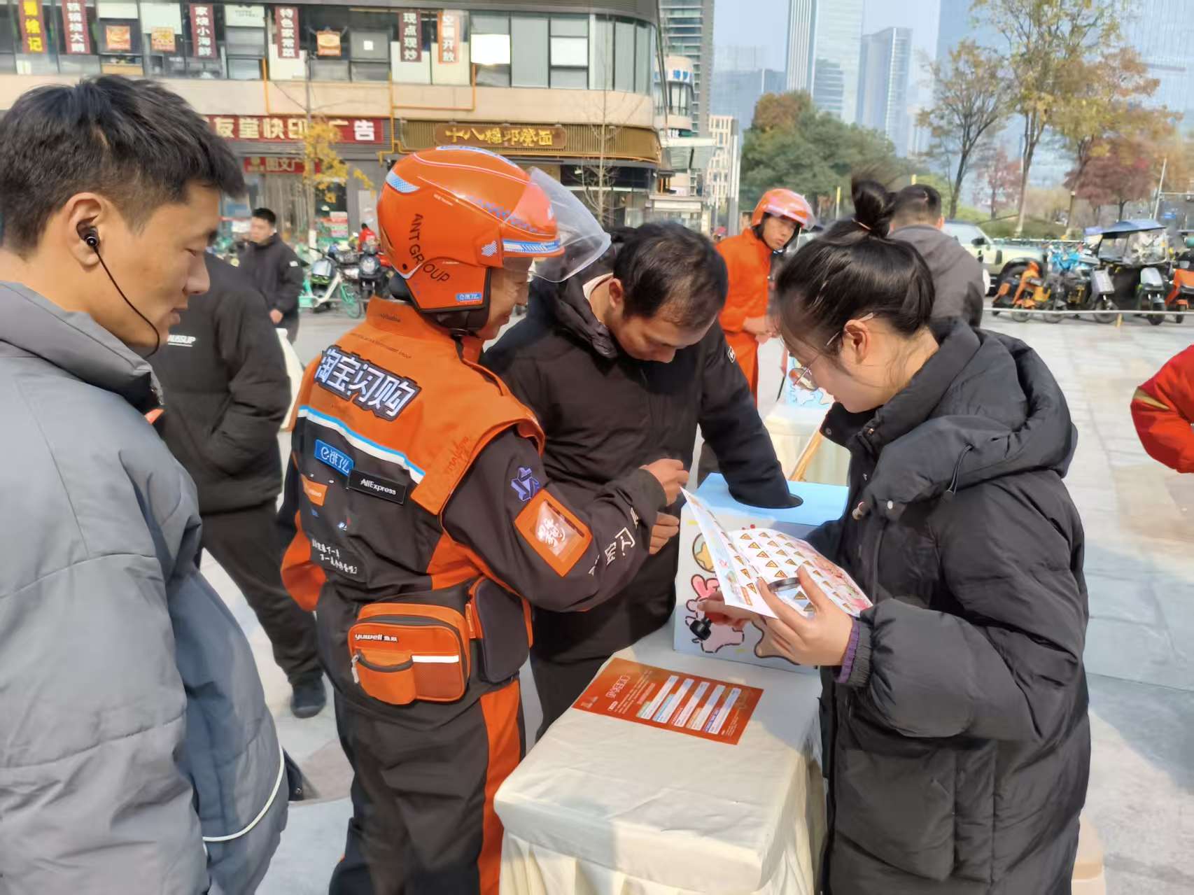 桂溪街道吉泰社区开展“桂韵温情，暖意溪溪”冬送温暖主题活动之技能大比拼，安全伴我行