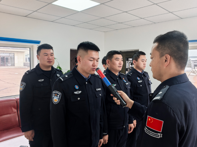 延边边境管理支队双目峰边境检查站开展突击酒精检测，不断筑牢队伍纪律防线