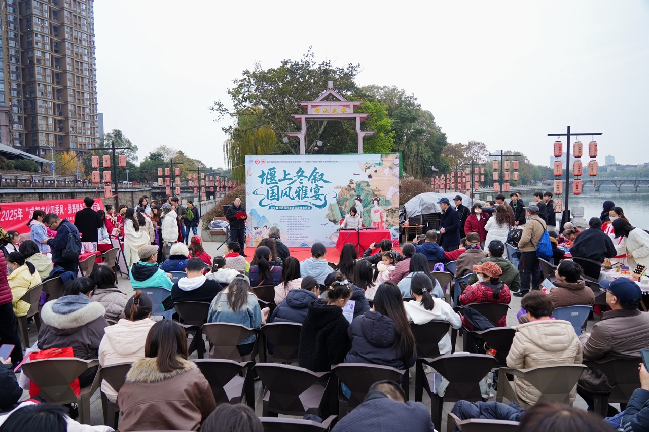 当古琴遇见社区治理：石牛堰这场冬至雅宴，让百人穿上汉服“穿越”古今