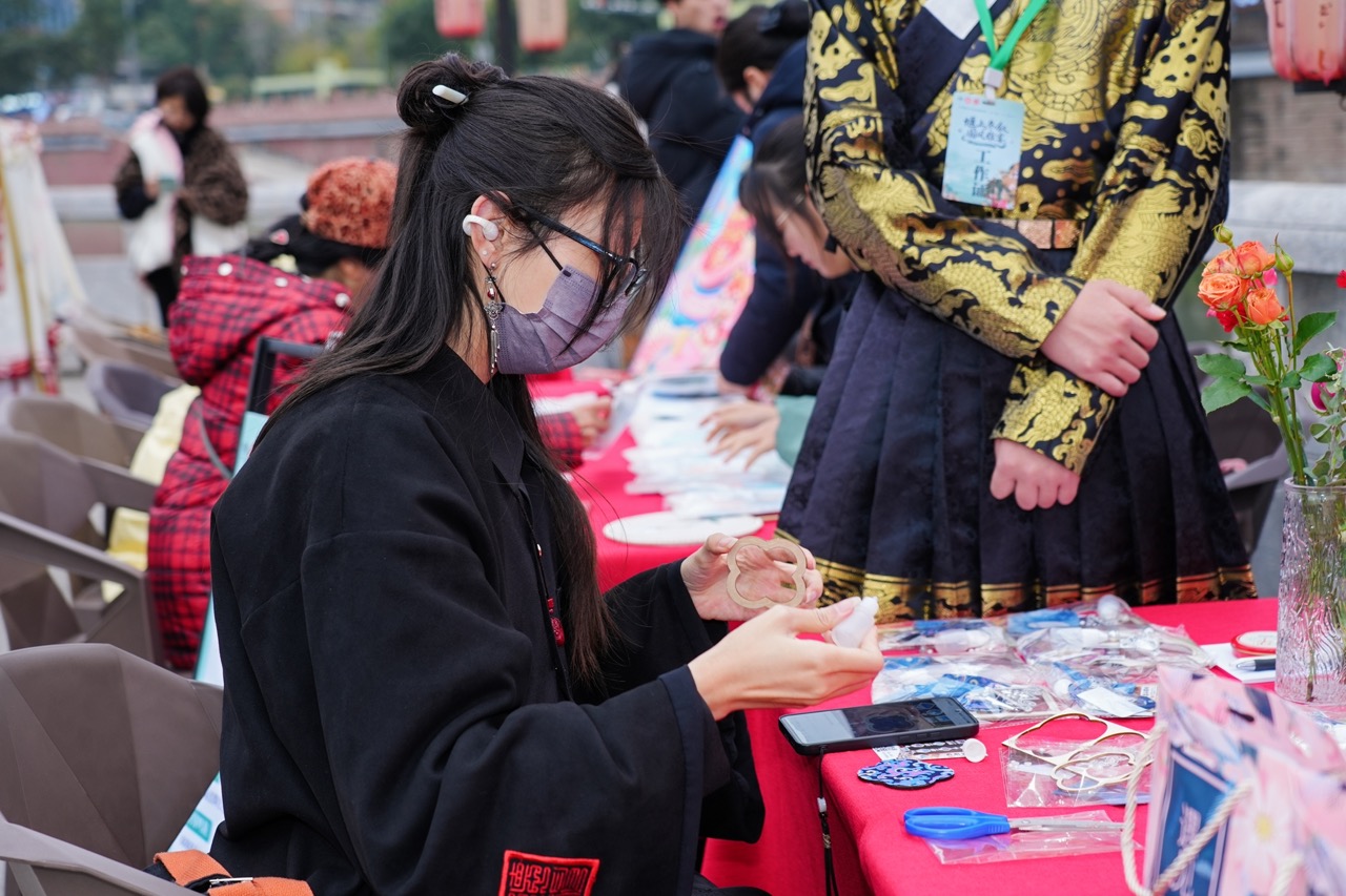 当古琴遇见社区治理：石牛堰这场冬至雅宴，让百人穿上汉服“穿越”古今
