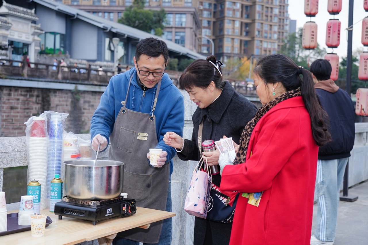 当古琴遇见社区治理：石牛堰这场冬至雅宴，让百人穿上汉服“穿越”古今