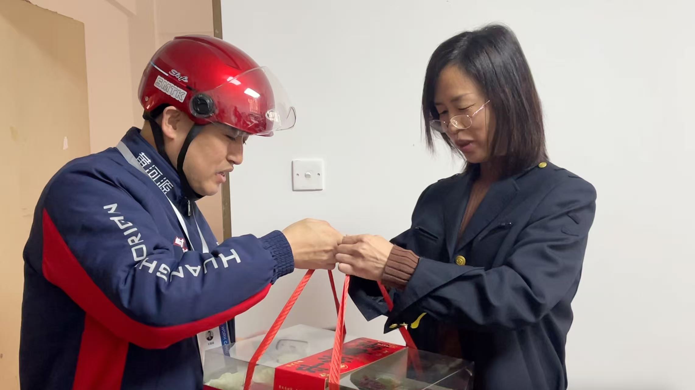 兰州黄河源总经理化身“首席送水官”，为老友送上岁末温暖