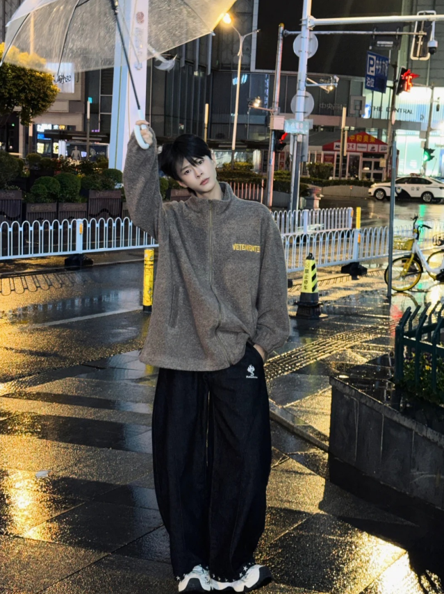 VETEMENTS「IN THE MAKING」系列：新年聚会闭眼入的蓬松复古战袍