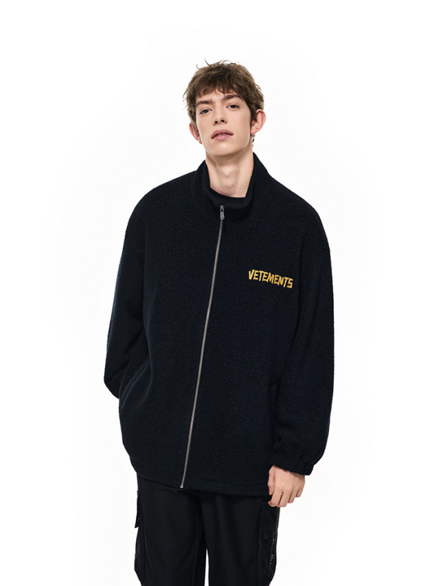 VETEMENTS「IN THE MAKING」系列：新年聚会闭眼入的蓬松复古战袍