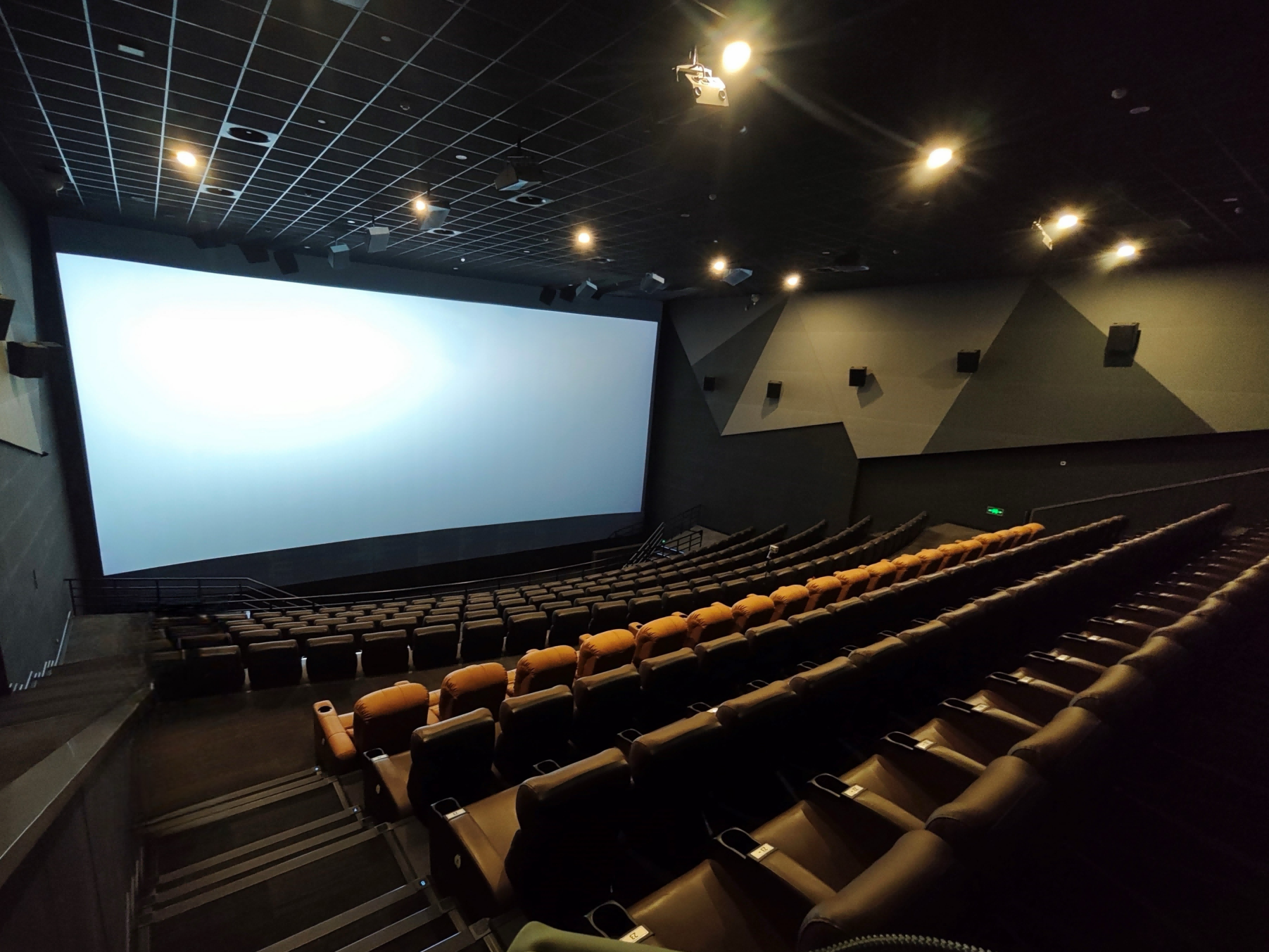 夏普携手胖东来，以“匠心”点亮观影新体验——高端影院巡检彰显品牌实力