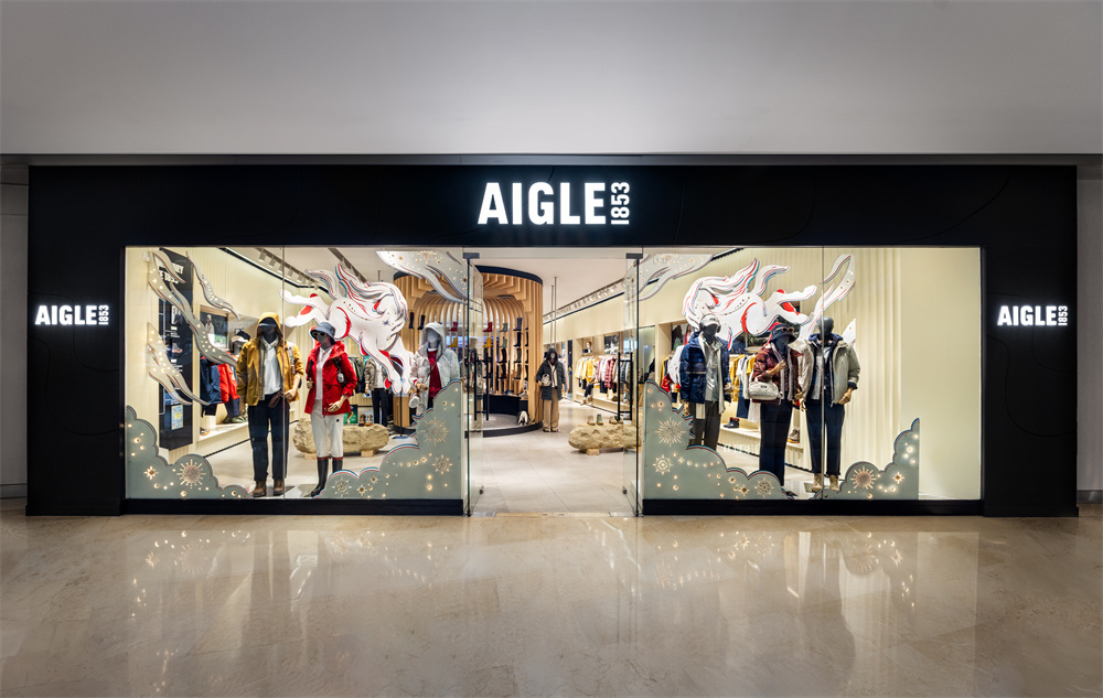 随「新」启程，「马」上出发  AIGLE艾高携手当代艺术家温秋雯 以纸雕艺术点亮新春旅程