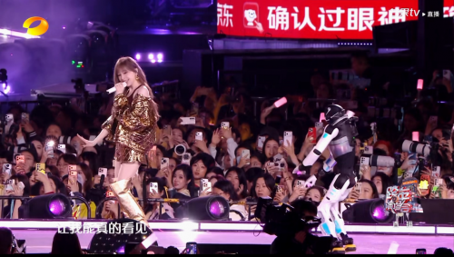 能文能武！智元机器人天团与王心凌王鹤棣同台炸场跨晚