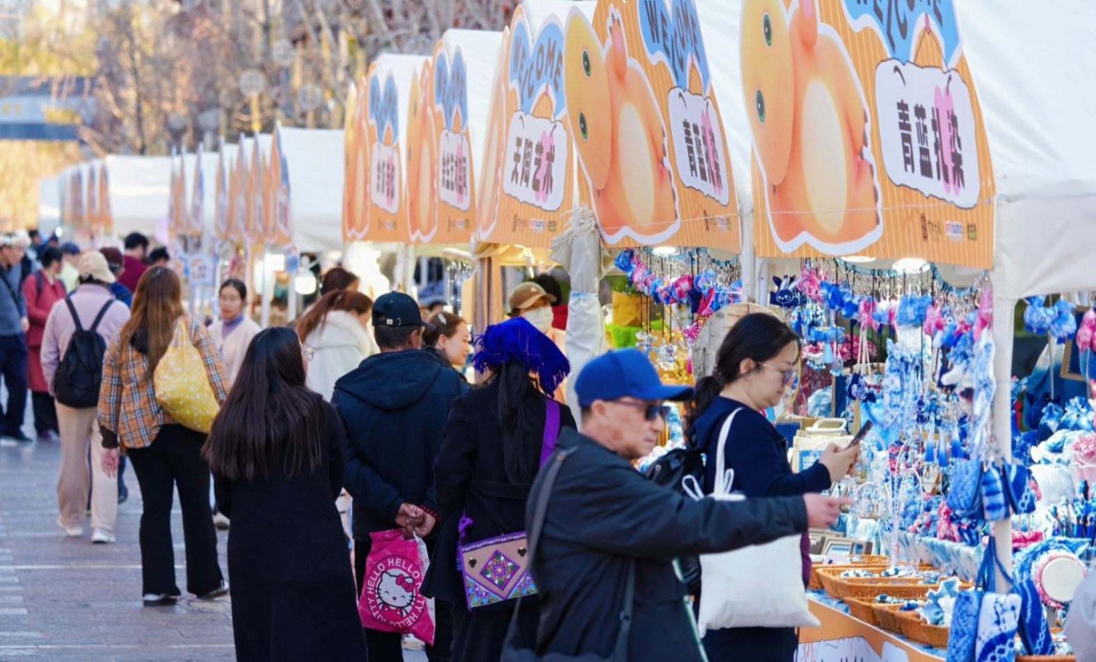官渡古镇首届奶龙×蝶笙漫IP联名市集启幕 点亮古镇文旅新篇章