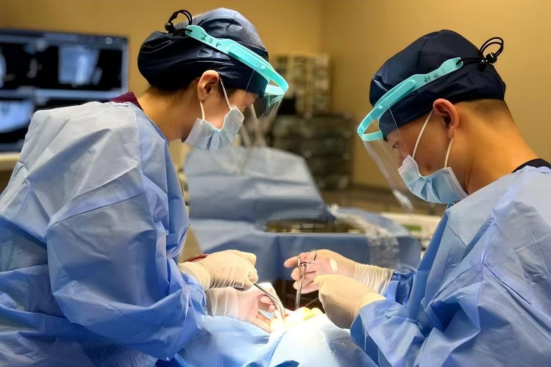 “不想拔最后一颗牙！”海南老人来沪实现半口牙“重生”