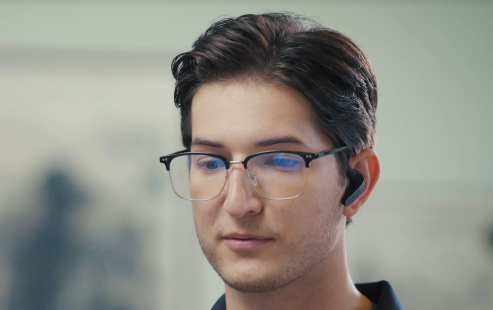 春节赠礼新选择：讯飞AI翻译耳机