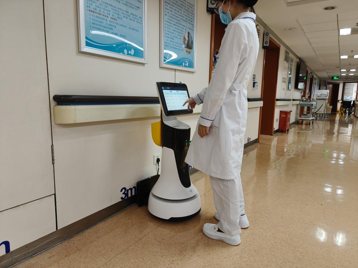 政策赋能智慧医疗，中科润禾领杭元™AI助理机器人重构护理服务新生态