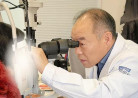 误将视物模糊当老花眼,周口中视眼科郑海涛院长提醒:白内障早筛早治是关键