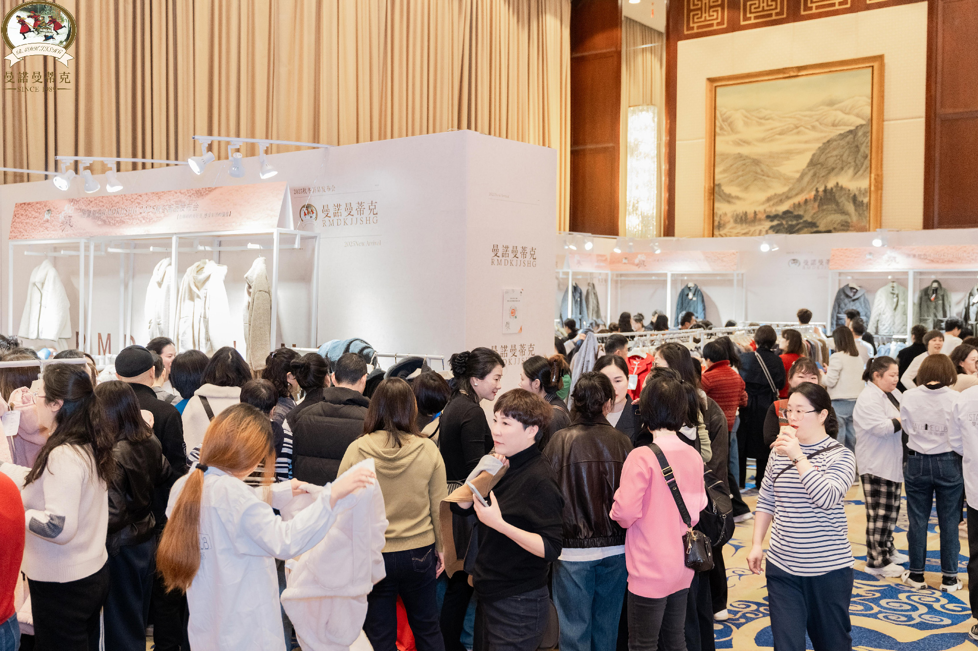 双奖加冕！曼诺曼蒂克闪耀2025品牌强国经济论坛