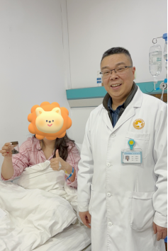 【重庆】32岁女子胆囊藏13颗结石 余建明主任经脐隐痕保胆取石成功