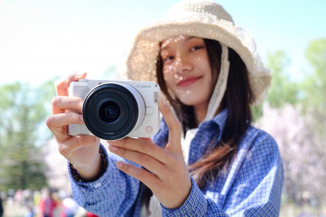 佳能R50V：一台搞定漫展、旅拍与Vlog，定义轻量化视频创作新标杆