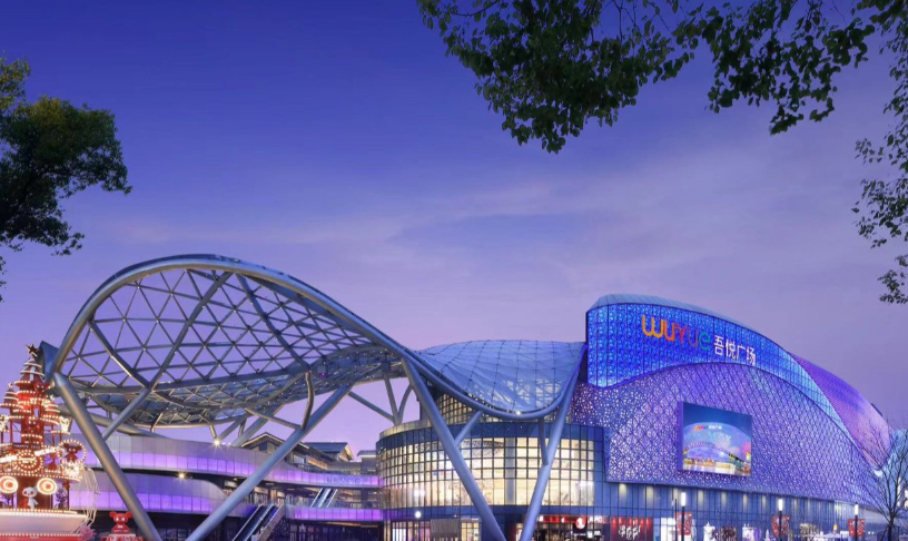 商業(yè)運(yùn)營(yíng)成核心引擎！新城控股斬獲百?gòu)?qiáng)綜合實(shí)力，運(yùn)營(yíng)韌性領(lǐng)跑行業(yè)