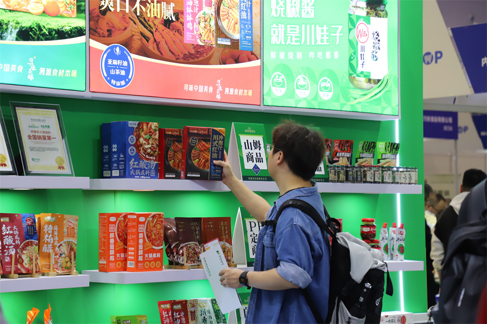 新希望味业亮相第二十六届中国零售业博览会，多款创新产品首发