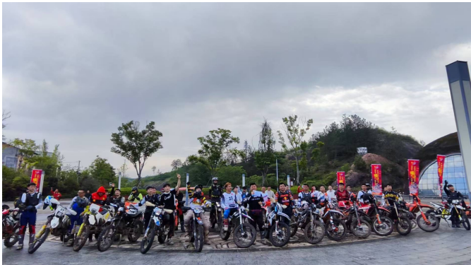 驰骋丹霞秘境 燃动石牛寨2026张雪杯-越野摩托穿越平江石牛寨挑战赛正式开赛