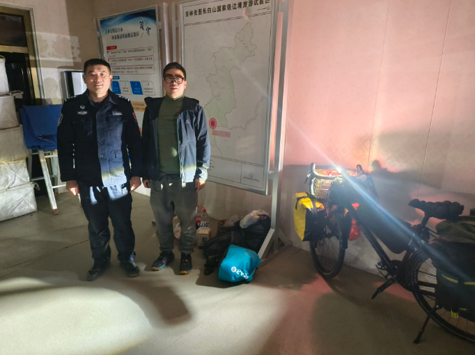 护航G331 暖警伴旅途——双目峰边境检查站暖心救助骑行游客获赞誉