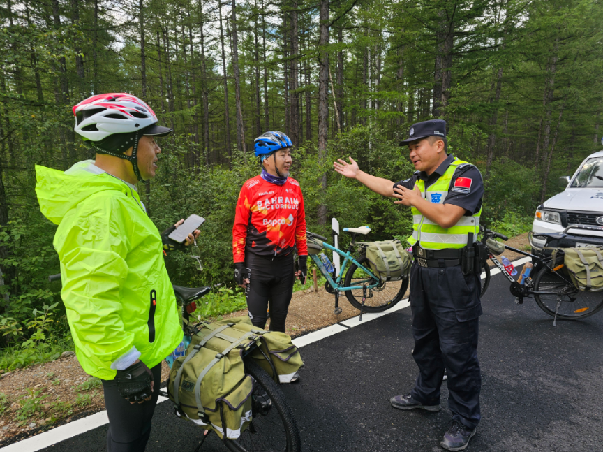 五一我在岗，服务暖人心——双目峰边境检查站民警全力护航G331抵边游客出行