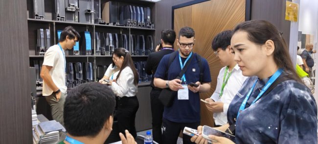 爆火广交会！新标门窗凭“幕墙龙骨”刷新大玻璃安全极限