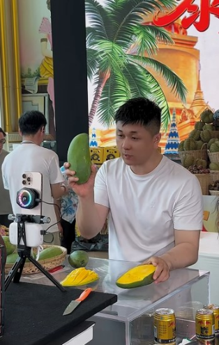 老葛连续第三年赴泰直播，树熟榴莲专场点燃粉丝热情