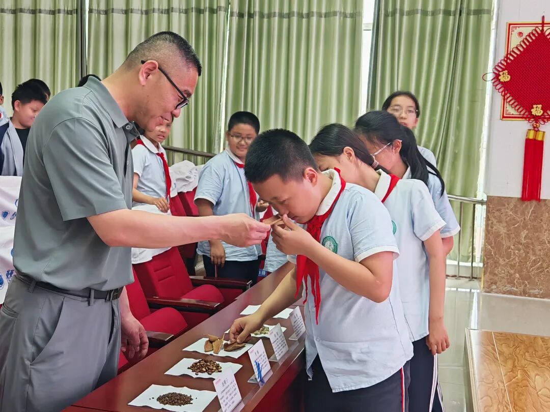 德州市中医院走进德州学院附属第一实验小学开展“全民提素养 鲁医话健康”校园科普活动