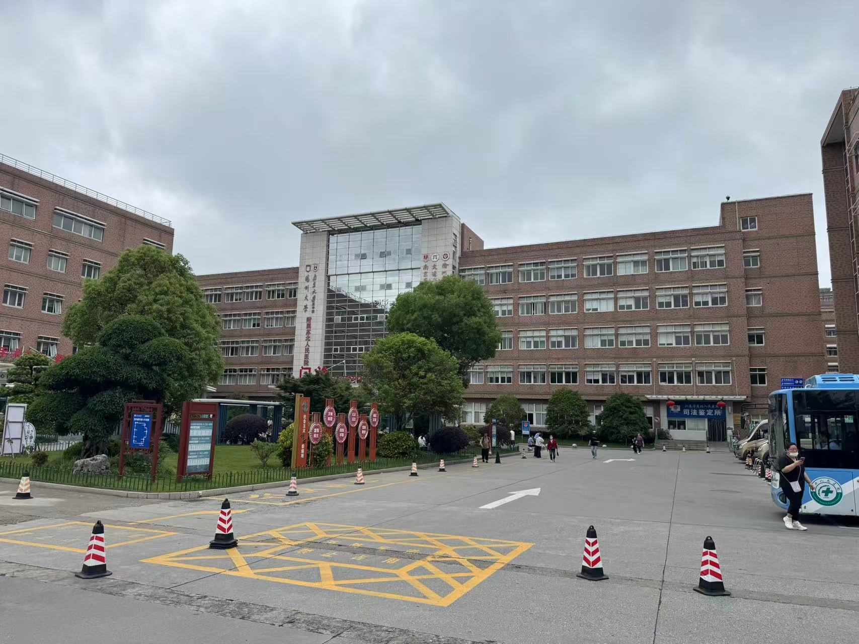 常纺服装设计学生彭越主创多功能患者服 服务术后与康复护理