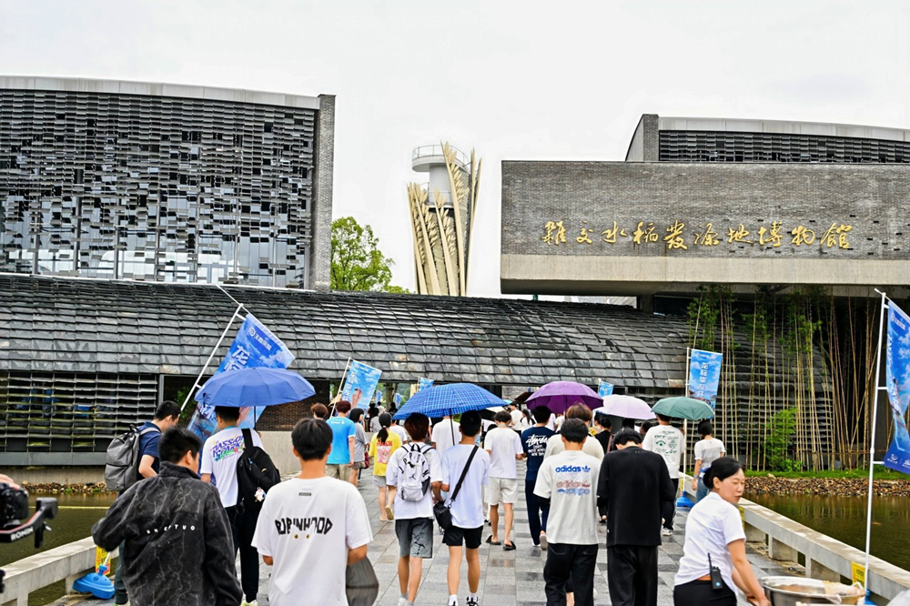 买球官方网站：“龙标挚友杯”洪江电竞嘉年华收官：以赛事曝光激活县域文旅新表达(图1)