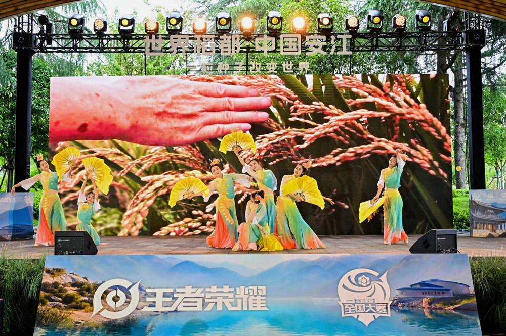 买球官方网站：“龙标挚友杯”洪江电竞嘉年华收官：以赛事曝光激活县域文旅新表达(图3)