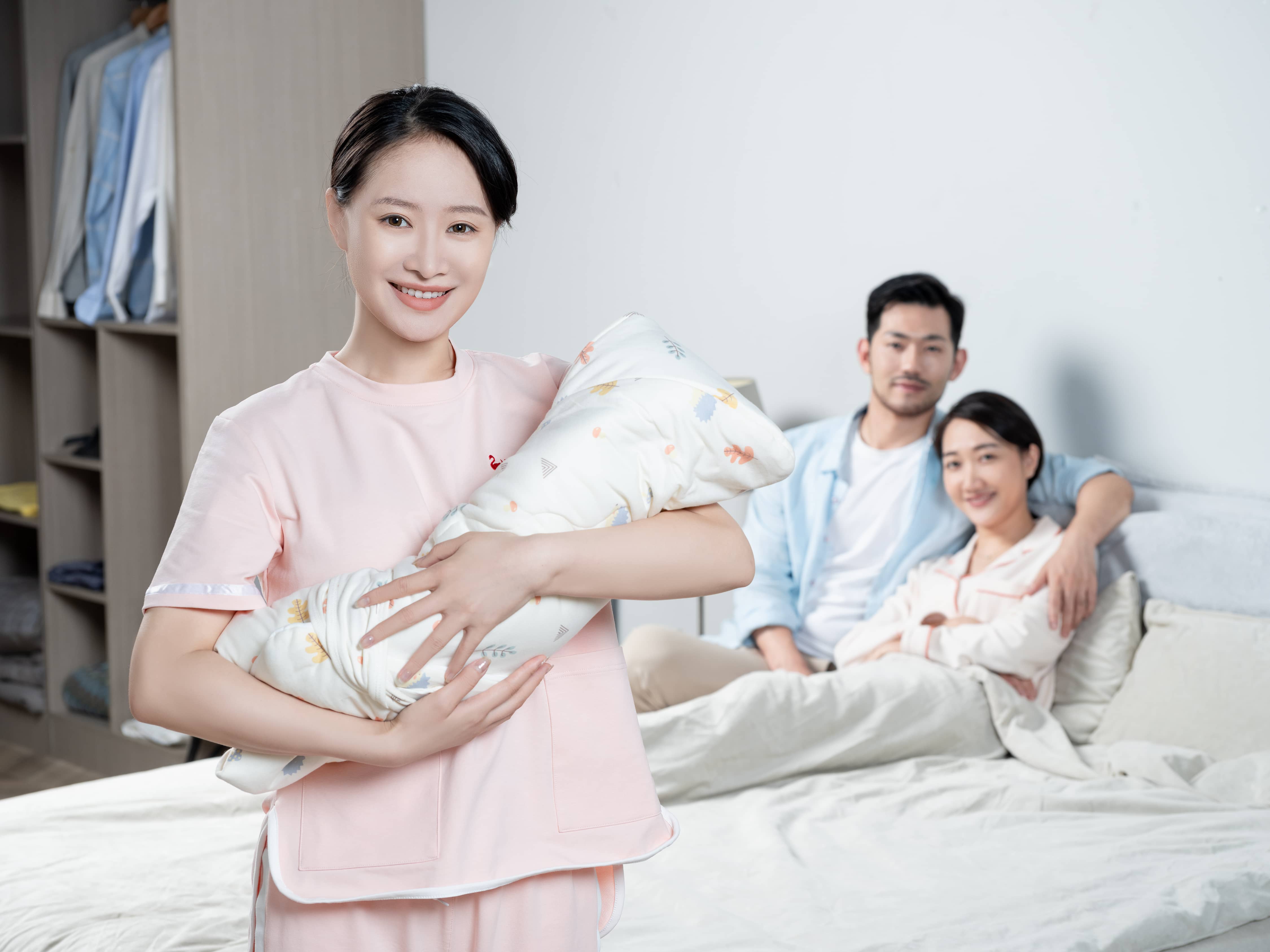 月嫂和育儿嫂有什么区别？一个重月子期照护，一个重长期育儿陪伴