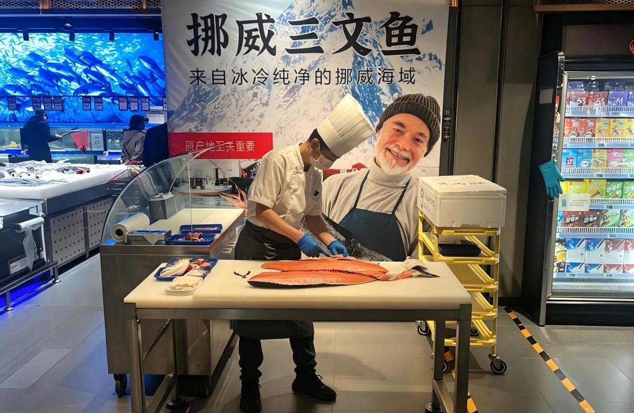 明晰三文鱼品类区分标准 物美AI新质零售筑牢食品安全防线