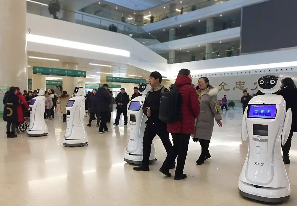 在医院、展馆与楼宇:轮式机器人正在覆盖更深度的服务环节 在医院、展馆与楼宇:轮式机器人正在覆盖更深度的服务环节