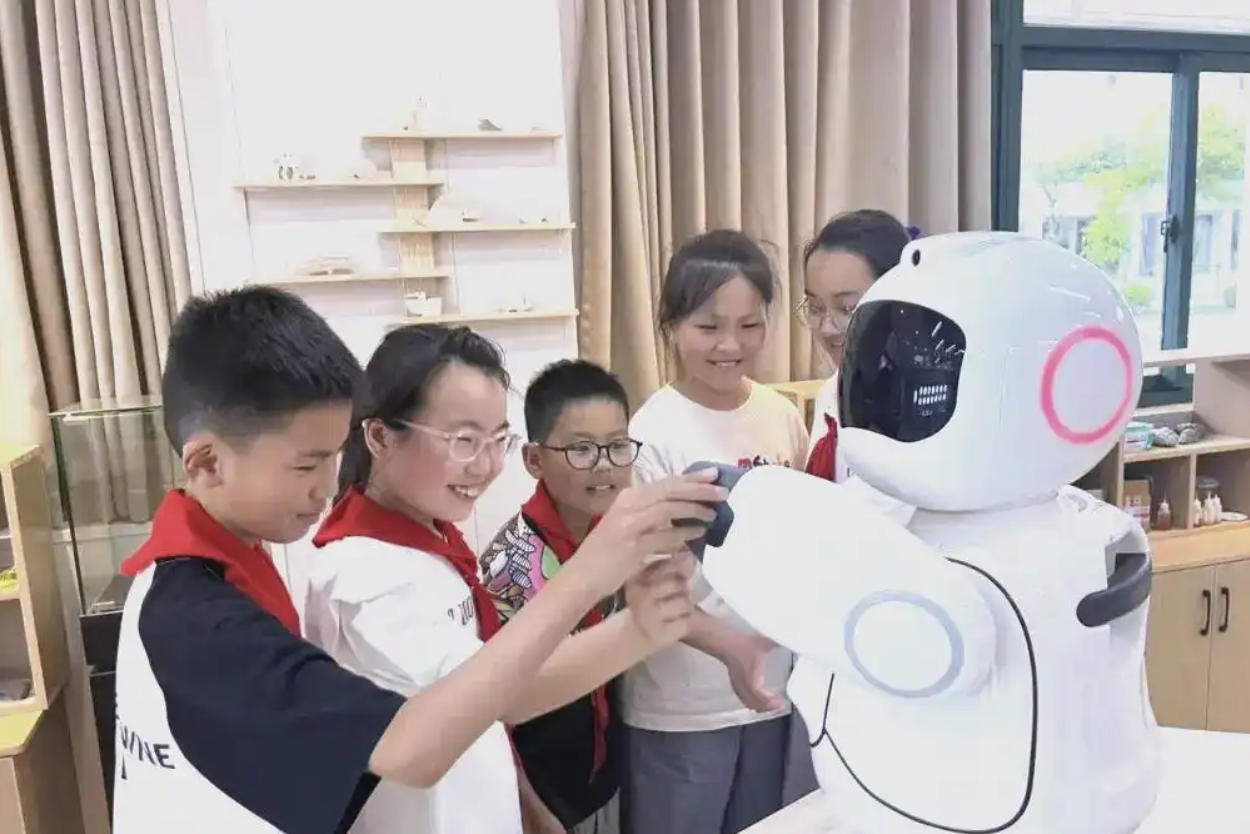 猎户星空机器人在校园提供智能导览接待服务
