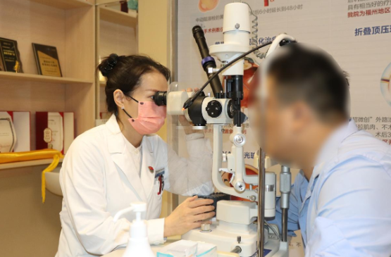 男子爬楼梯减肥，眼前突现“蝌蚪”游动，竟是高血压引爆眼底血管
